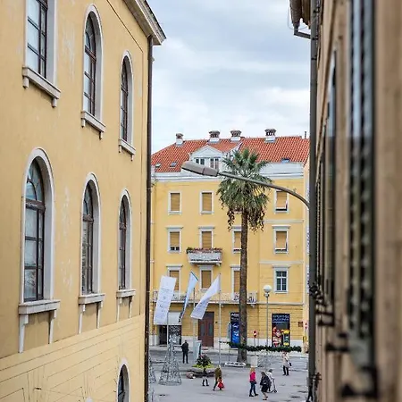 Adriatik Lux Teatro 2 Σπλιτ