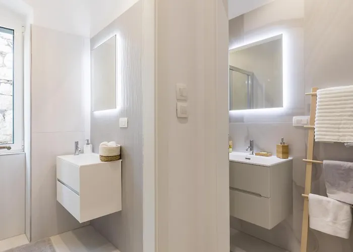 شقة Adriatik Lux Teatro 2 *